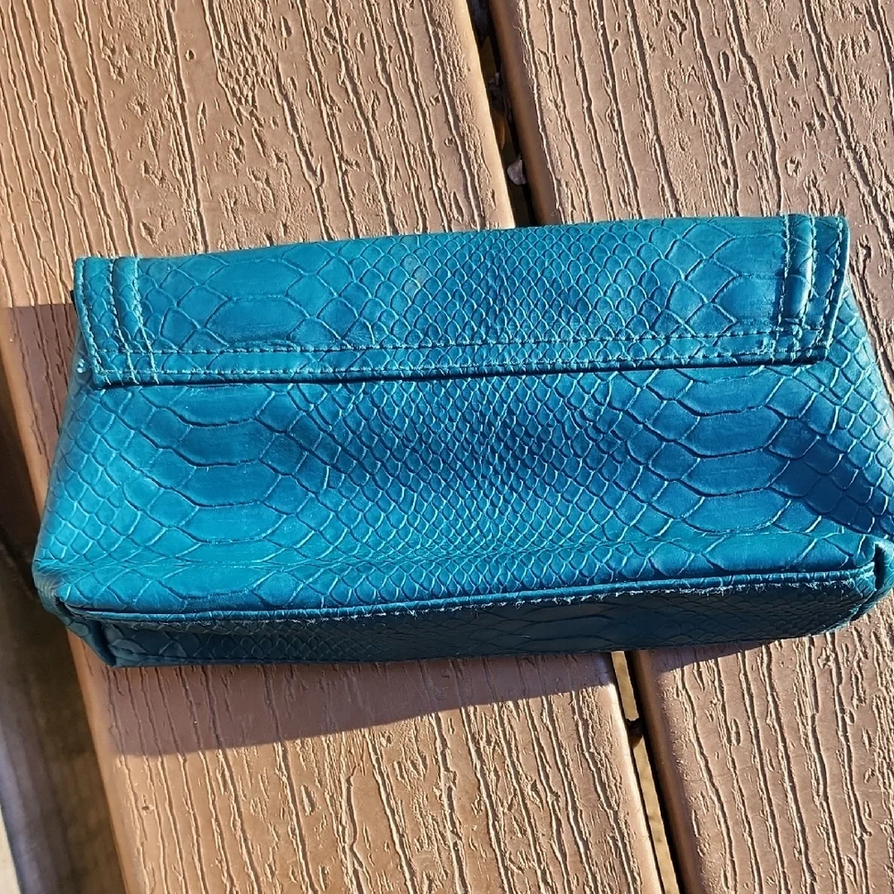 Luxurious Blue‎ Snakeskin Clutch